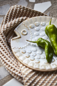 Bild på Fat Fish Beige i färgen beige tillverkad av Stengods från Affari of Sweden.