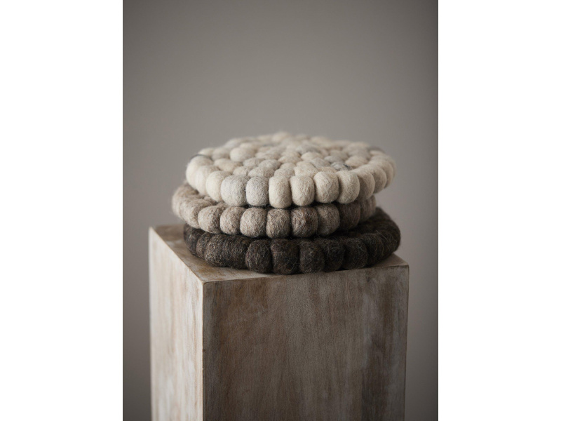 Bild på Grytunderlägg Nisha Offwhite.