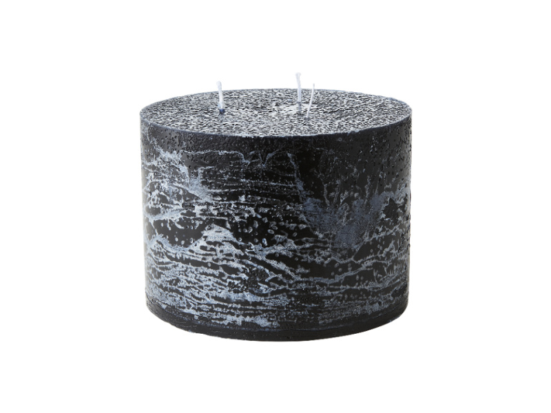 Inspirations bild på Blockljus Cote Nord Ø15x11 Svart i färgen svart tillverkad av Paraffin från Affari of Sweden.
