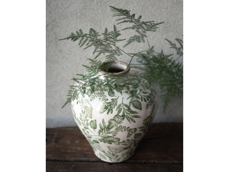 Inspirerande bild på Vas Melinda i färgen vit/grön tillverkad av Stengods från Wikholm form.