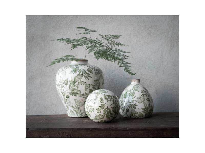 Inspirerande bild på Vas Melinda i färgen vit/grön tillverkad av Stengods från Wikholm form.