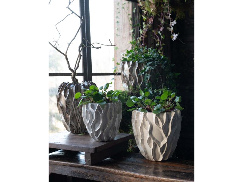 Inrednings bild på Kruka Maud Vit 19x18 i färgen vitmelerad tillverkad av Stengods från Wikholm Form.