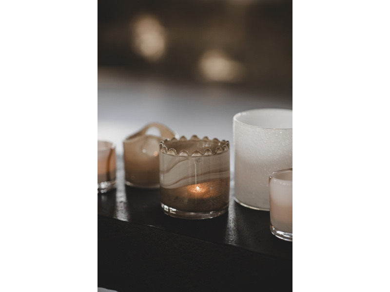 Inspirerande bild på Ljuslykta Dolce Beige 12x14 i färgen beige tillverkad av Glas från Jakobsdals.