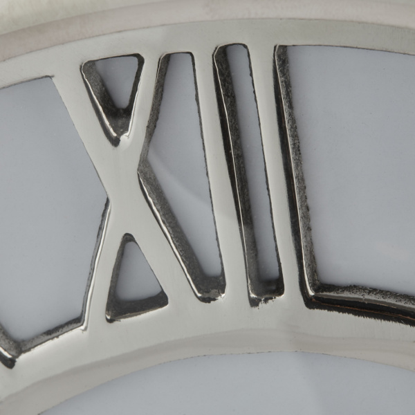 Klocka Clotilde frilagd mot vit bakgrund.