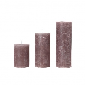 Inspirations bild på Blockljus Rustic Rouge i färgen Rouge från Cozy living. Produktbild på Blockljus Rustic Rouge i färgen Rouge från Cozy living.
