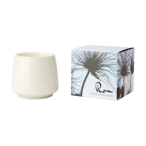 Inrednings bild på Doftljus White sandalwood i färgerna Keramik och Sojavax. Produktbild på Doftljus White sandalwood i färgerna Keramik och Sojavax.