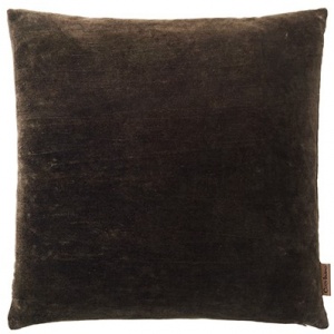 Inspirerande bild på Kudde Soft Dark Chestnut i färgen Dark Chestnut tillverkad av Sammet från Cozy living.