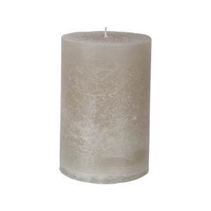 Produktbild på Cote Nord Blockljus Ljusgrå Ø10 15 cm i färgen Ljusgrå tillverkad av Paraffin från Affari. Inspirerande bild på Cote Nord Blockljus Ljusgrå Ø10 15 cm i färgen Ljusgrå tillverkad av Paraffin från Affari.