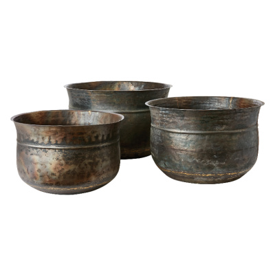 Bild på Kruka Halvar set om 3 i färgen svart tillverkad av Återvunnet järn från Affari of Sweden.