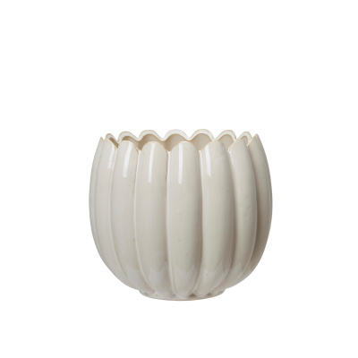 Produktbild på Kruka Sonja Vit 22x19 i färgen vit tillverkad av Stengods från Wikholm form. Inspirerande bild på Kruka Sonja Vit 22x19 i färgen vit tillverkad av Stengods från Wikholm form.