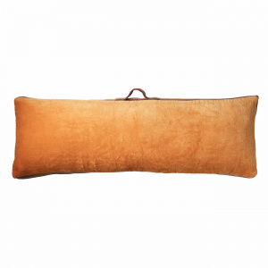 Sittkuddsfodral Toulouse Senapsgul 105 x 35 frilagd mot vit bakgrund.