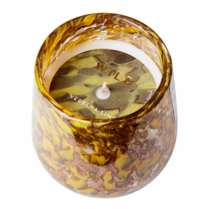 Doftljus WILD Verbena & Lime Frilagd  mot vit bakgrund.