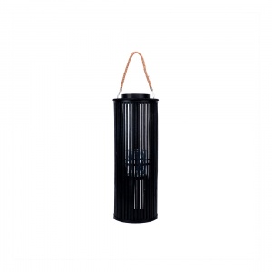 Lykta Petra M frilagd mot vit bakgrund. 