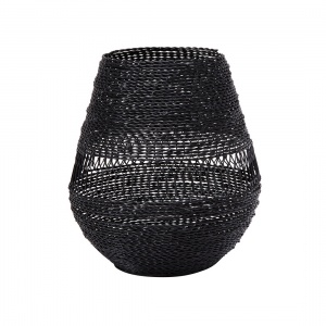 Ljuslykta Hallie S frilagd mot vit bakgrund. 