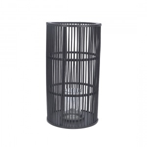 Lykta Petra L frilagd mot vit bakgrund. 