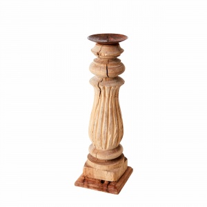 Ljusstake Treasure frilagd mot vit bakgrund.